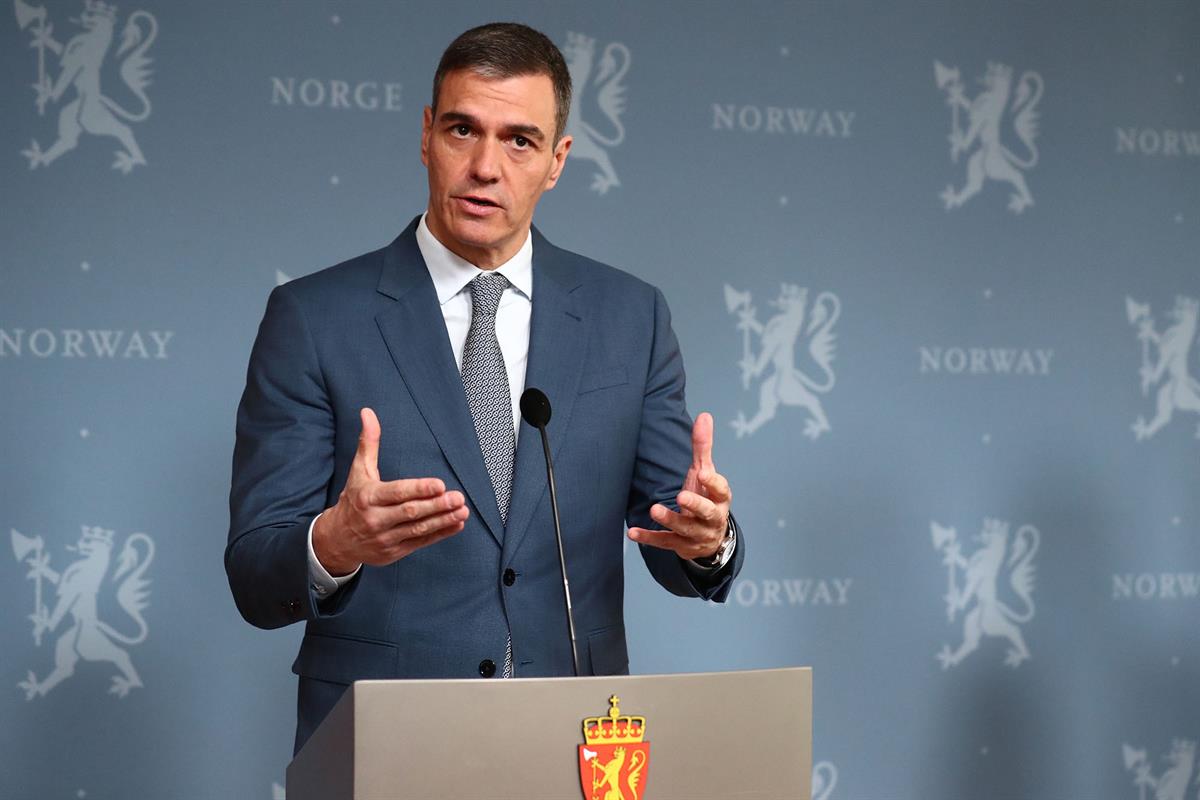 12/04/2024. Pedro Sánchez viaja a Noruega. El presidente del Gobierno, Pedro Sánchez, durante su comparecencia conjunta con el ministro del ...