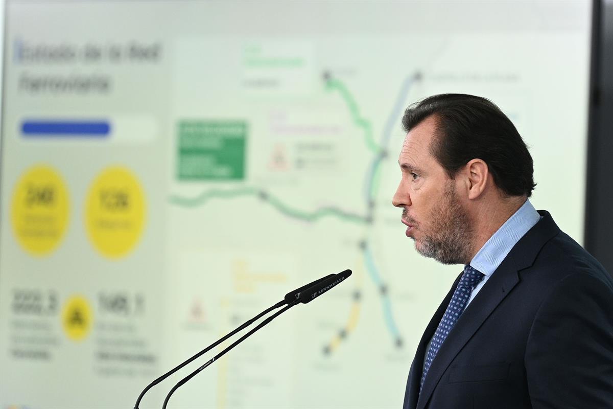 12/11/2024. Reunión del Comité de crisis para hacer frente a los efectos de la DANA. El ministro de Transportes y Movilidad Sostenible, Ósca...