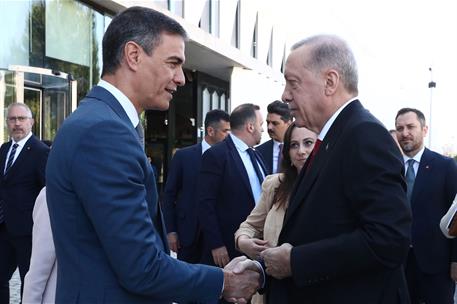 13/06/2024. Encuentro empresarial Espa&#241;a - Turqu&#237;a. El presidente del Gobierno, Pedro S&#225;nchez, saluda al presidente de la Rep&#250;blica de Turqu...