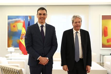 El presidente del Gobierno, Pedro Sánchez, junto al comisario europeo de Asuntos Económicos y Monetarios, Paolo Gentiloni.