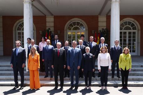 Foto de familia de los participantes en la reunión