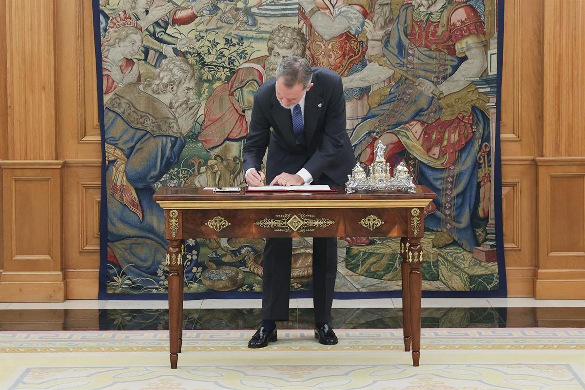 15/02/2024. Sánchez asiste a la sanción de la reforma del artículo 49 de la Constitución. El rey Felipe VI sanciona la reforma del artículo ...