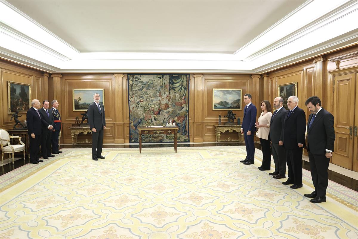 15/02/2024. Sánchez asiste a la sanción de la reforma del artículo 49 de la Constitución. El rey Felipe VI, el presidente del Gobierno, Pedr...