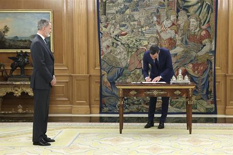 15/02/2024. Sánchez asiste a la sanción de la reforma del artículo 49 de la Constitución. El presidente del Gobierno, Pedro Sánchez, firma e...
