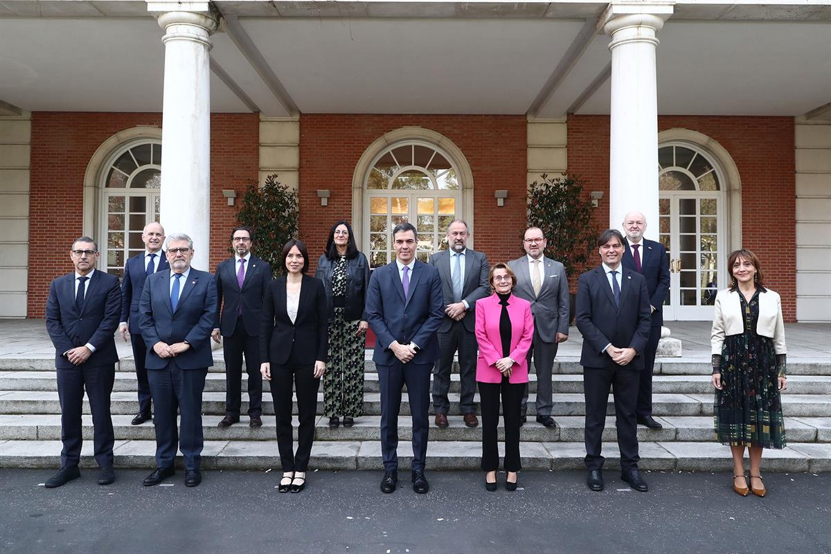 Foto de familia del presidente del Gobierno y la ministra de Ciencia, Innovación y Universidades con los rectores