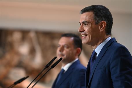 15/04/2024. Pedro Sánchez mantiene un encuentro con el primer ministro de Portugal. El presidente del Gobierno, Pedro Sánchez, atiende a los...