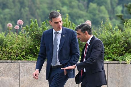 15/06/2024. Pedro Sánchez asiste a la Cumbre sobre la Paz en Ucrania. El presidente del Gobierno, Pedro Sánchez, charla con el Primer minist...