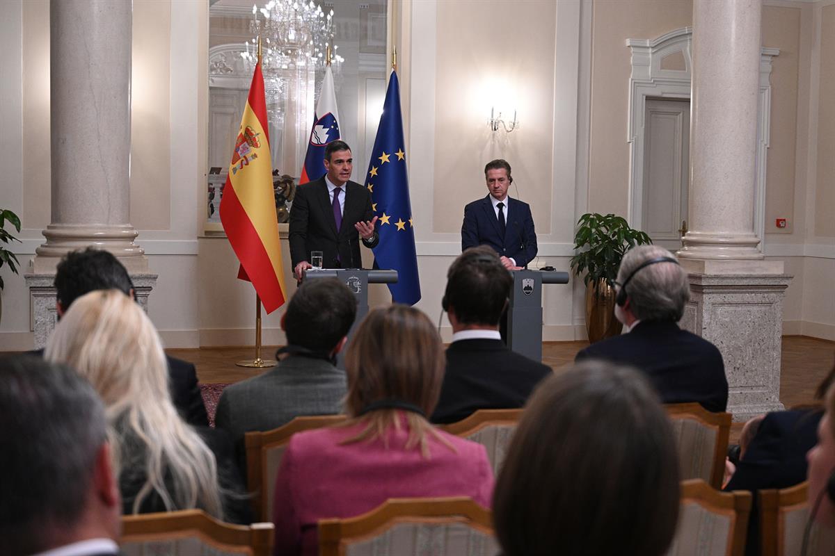 El presidente del Gobierno, Pedro Sánchez, durante la reunión que ha mantenido con el primer ministro de Eslovenia, Robert Golob