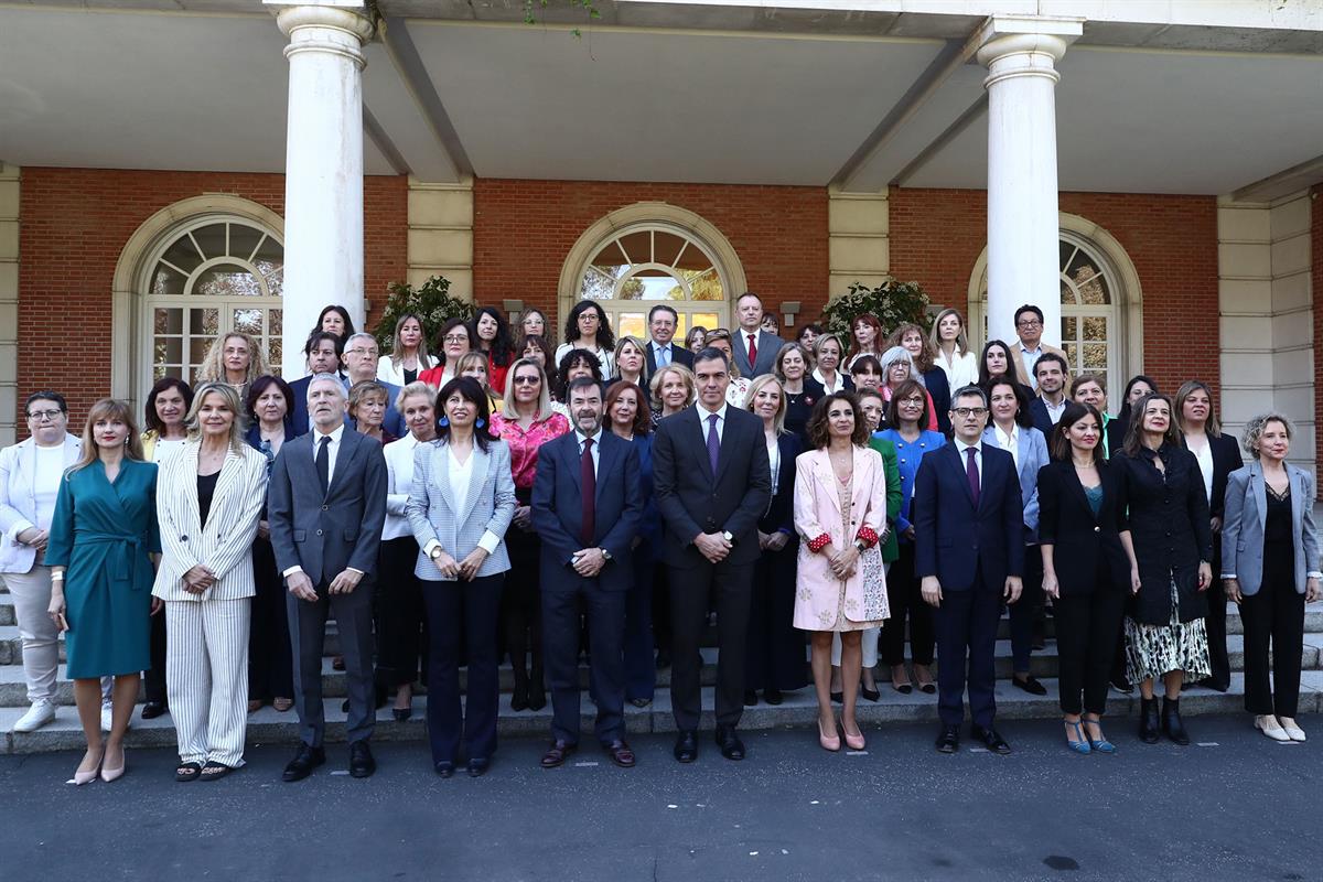 16/04/2024. Pedro Sánchez preside el pleno extraordinario del Observatorio Estatal de Violencia sobre la Mujer. Foto de familia del pleno ex...