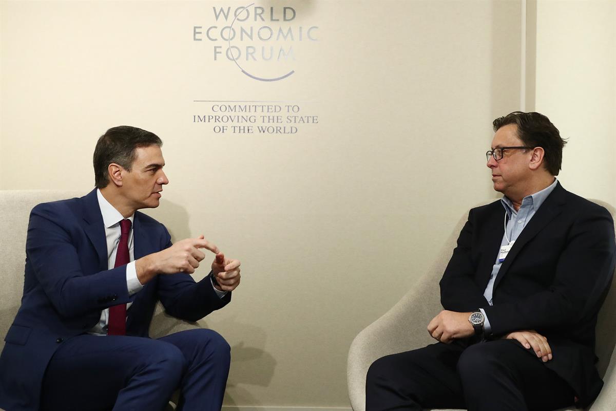 17/01/2024. Encuentro de Pedro Sánchez con el consejero delegado de Sanofi, Paul Hudson, en Davos (Suiza).. Encuentro del presidente del Gob...