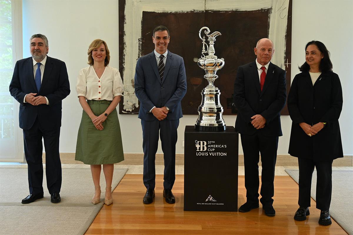 17/06/2024. Pedro Sánchez se reúne con el consejero delegado de la Copa América y con su vicepresidenta. El presidente del Consejo Superior ...