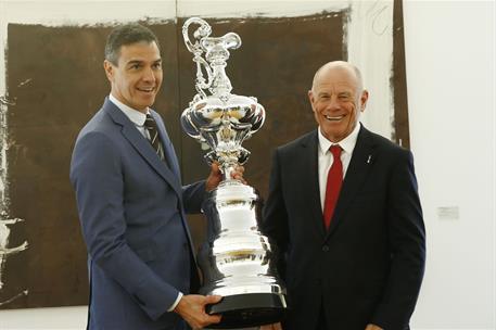 17/06/2024. Pedro Sánchez se reúne con el consejero delegado de la Copa América y con su vicepresidenta. El presidente del Gobierno, Pedro S...