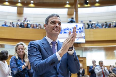 El presidente del Gobierno, Pedro Sánchez, y los diputados socialistas aplauden tras concluir el debate en la sesión plenaria