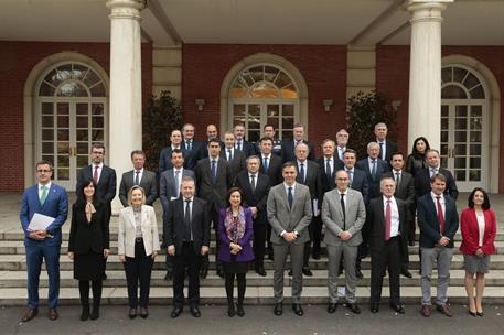 18/03/2024. Pedro Sánchez recibe a los representantes de la industria de defensa. Foto de familia del presidente del Gobierno, Pedro Sánchez...