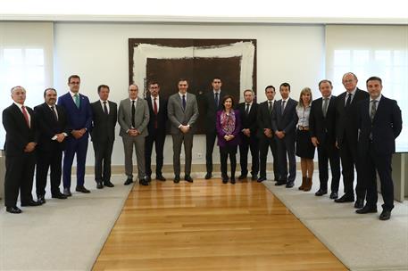 18/03/2024. Pedro Sánchez recibe a los representantes de la industria de defensa. Foto de familia del presidente del Gobierno, Pedro Sánchez...