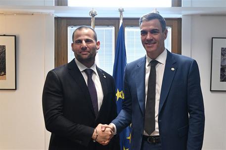 18/04/2024. Pedro Sánchez participa en la reunión del Consejo Europeo (segunda jornada). El presidente del Gobierno, Pedro Sánchez, saluda a...