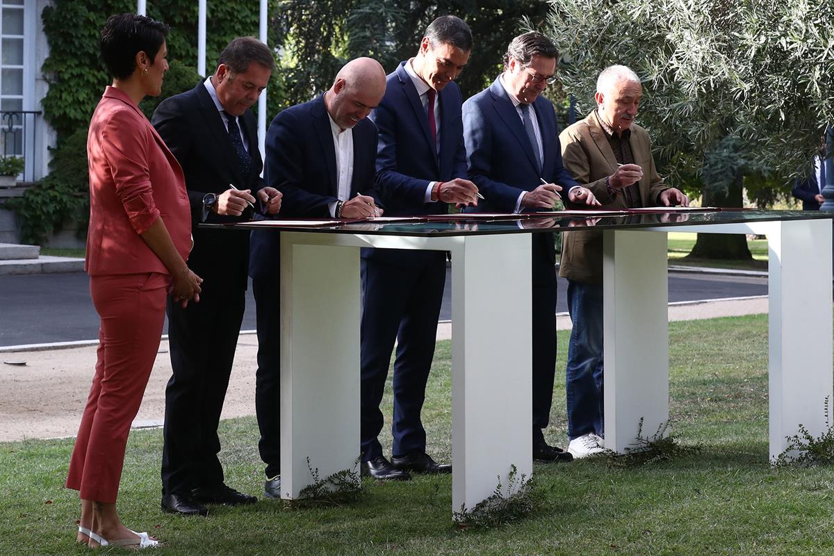 18/09/2024. Pedro Sánchez presides over the signing ceremony with the social partners. The President of the Government of Spain, Pedro Sanch...