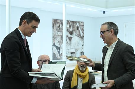 Image 3 of article El presidente el Gobierno recibe el Libro Blanco del Cómic en La Moncloa