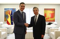 El presidente del Gobierno, Pedro Sánchez, y el ministro de Relaciones Exteriores de la República Popular China, Wang Yi, se sal