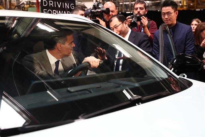 19/04/2024. Pedro Sánchez visita Ebro Factory en Barcelona. El presidente del Gobierno, Pedro Sánchez, durante su visita la planta Ebro Fact...