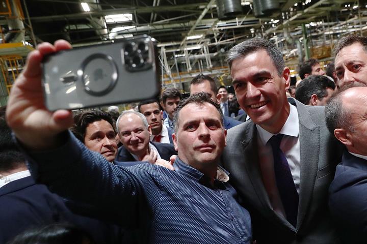 19/04/2024. Pedro Sánchez visita Ebro Factory en Barcelona. Selfie del presidente del Gobierno con un tabajador de la planta Ebro Factory.