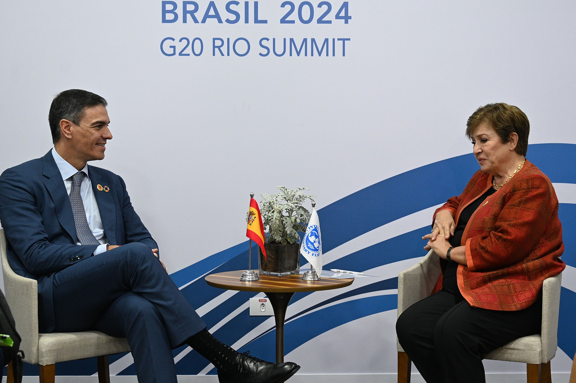 19/11/2024. El presidente del Gobierno asiste a la Cumbre del G20. El presidente del Gobierno, Pedro Sánchez, conversa con la directora Gere...