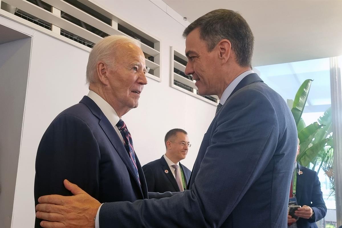 19/11/2024. El presidente del Gobierno asiste a la Cumbre del G20. El presidente del Gobierno, Pedro Sánchez, saluda al presidente de EEUU, Joe Biden.