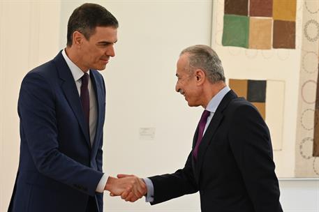 20/02/2024. Pedro Sánchez mantiene un encuentro con familiares de ciudadanos palestinos. El presidente del Gobierno, Pedro Sánchez, saluda a...