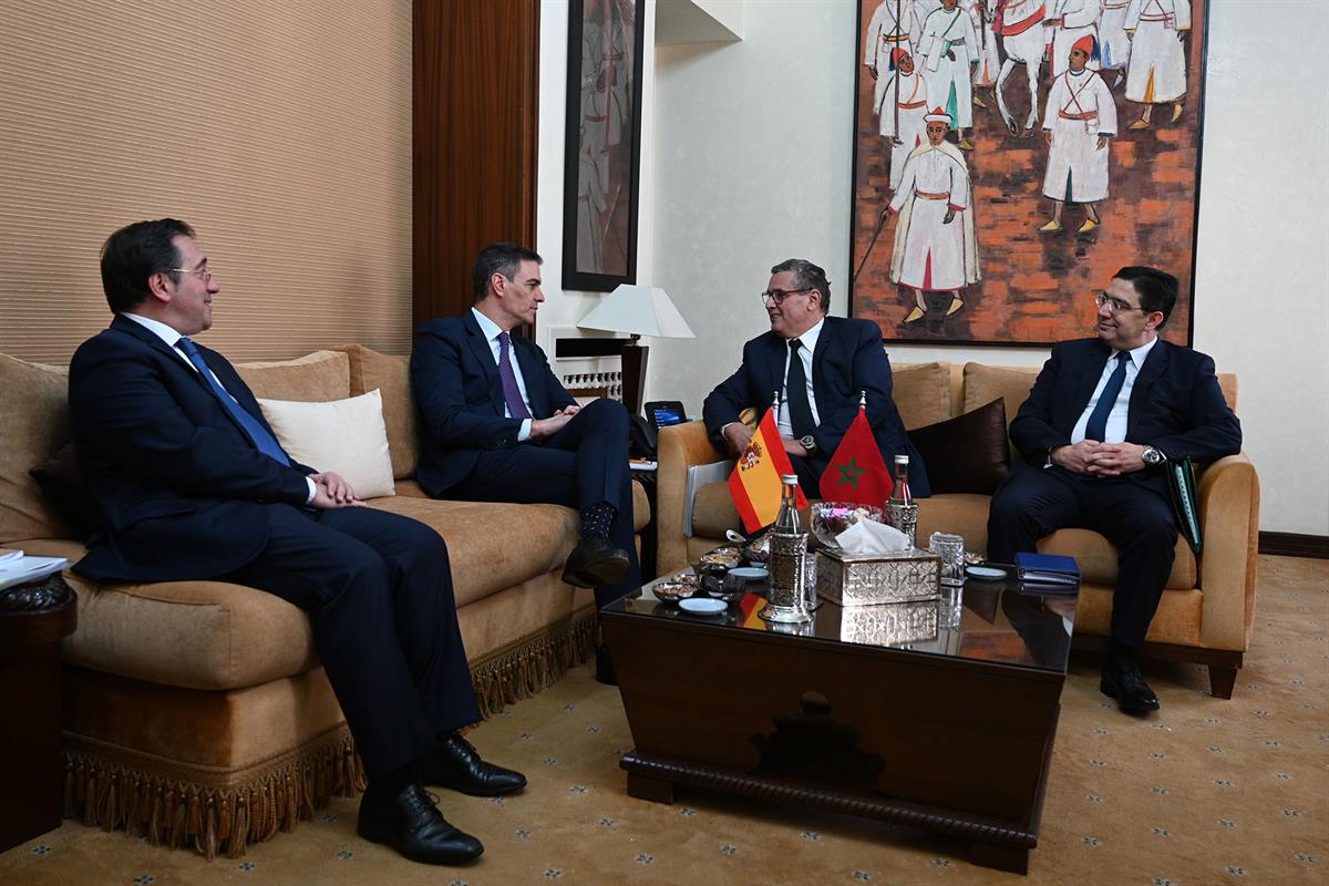 El ministro José Manuel Albares y Pedro Sánchez, durante la reunión con el el jefe de Gobierno del Reino de Marruecos
