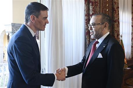 21/02/2024. El presidente del Gobierno viaja a Marruecos. El presidente del Gobierno, Pedro Sánchez, y el rey de Marruecos, Mohamed VI, se saludan