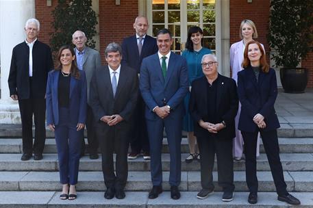 21/06/2024. The President of the Government of Spain receives the new International Artificial Intelligence Advisory Council. Family photo o...