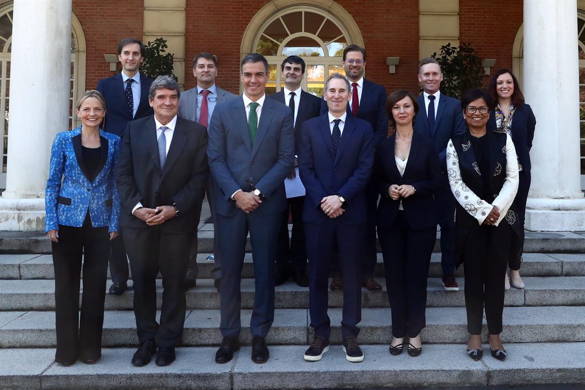 21/06/2024. Pedro Sánchez se reúne con el presidente y consejero delegado de Amazon, Andy Jassy. Foto de familia del encuentro entre el pres...