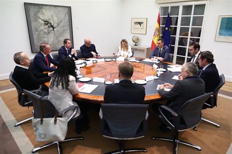 El presidente del Gobierno, Pedro Sánchez, durante la reunión que ha mantenido con los agentes sociales