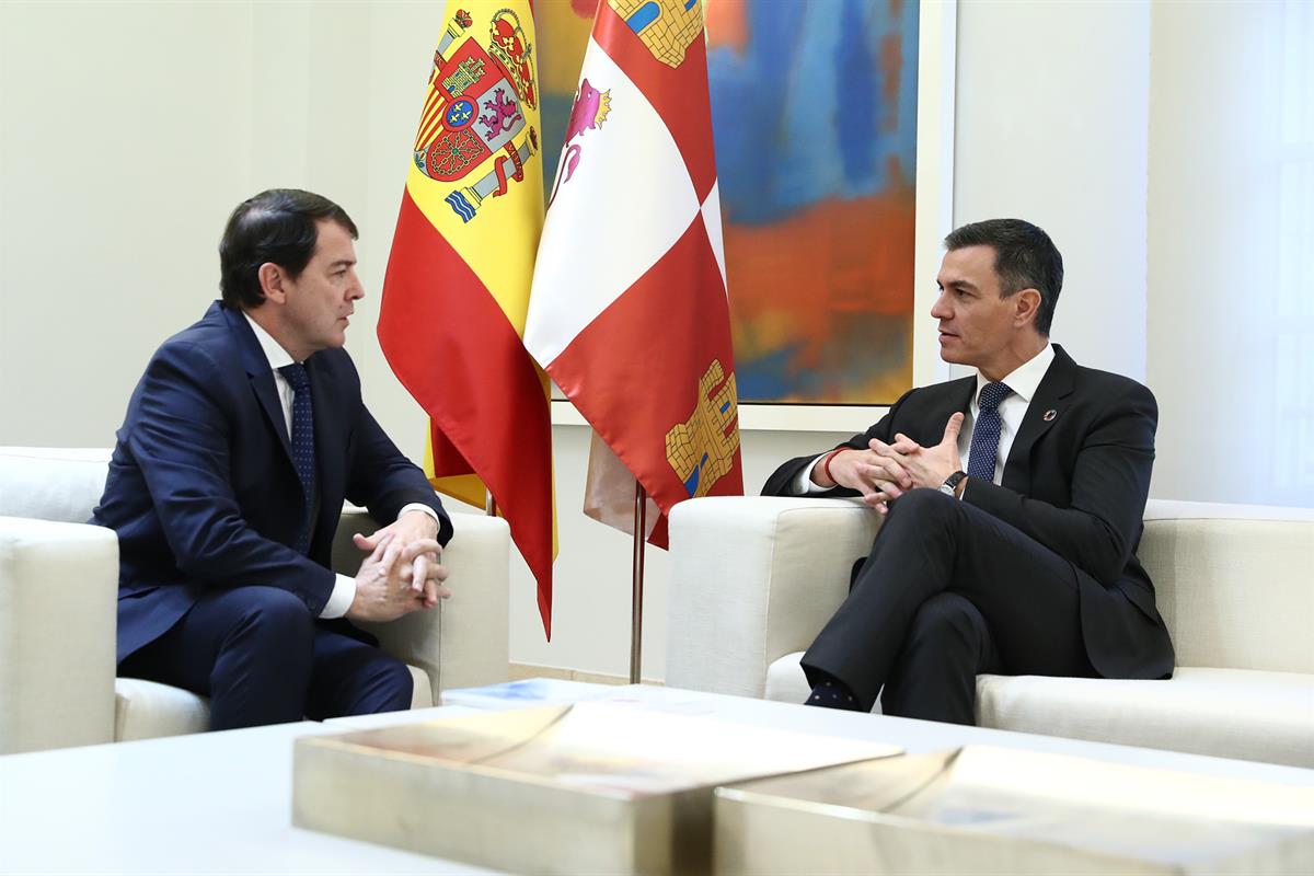 Alfonso Fernández Mañueco y Pedro Sánchez durante la reunión que han mantenido