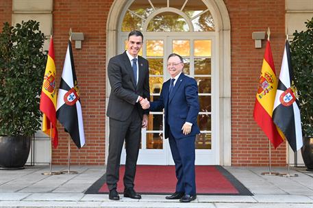 22/11/2024. Reunión de Pedro Sánchez con el presidente de la Ciudad Autónoma de Ceuta. El presidente del Gobierno, Pedro Sánchez, recibe al ...