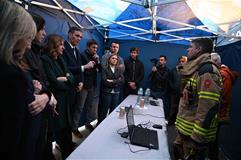El presidente del Gobierno, Pedro Sánchez, visita la zona afectada por el incendio del edificio del Campanar