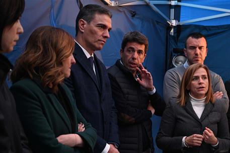 23/02/2024. Pedro S&#225;nchez visita la zona afectada por el incendio del edificio del Campanar. El presidente del Gobierno, acompa&#241;ado por la m...