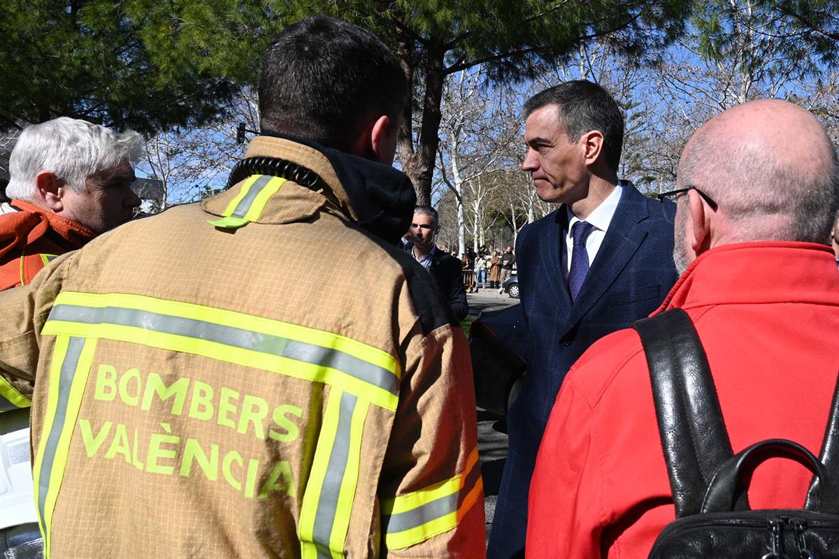 23/02/2024. Pedro Sánchez visita la zona afectada por el incendio del edificio del Campanar. El presidente del Gobierno, Pedro Sánchez, habl...