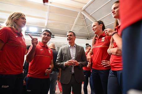 23/07/2024. PS participantes en los Juegos de París 2024. Pedro Sánchez conversa con participantes en los Juegos de París 2024.