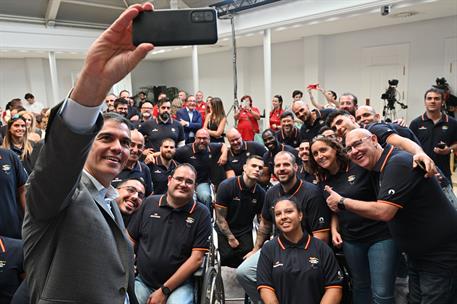 23/07/2024. PS participantes en los Juegos de París 2024. Pedro Sánchez se hace un selfie con participantes del equipo paralímpico.