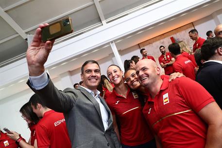 23/07/2024. PS participantes en los Juegos de París 2024. El presidente del Gobierno, Pedro Sánchez, se fototográfia con participantes del encuentro.