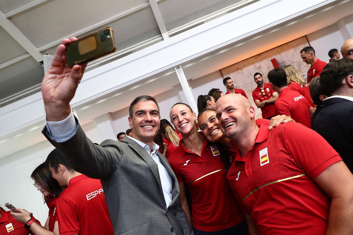 23/07/2024. PS participantes en los Juegos de París 2024. El presidente del Gobierno, Pedro Sánchez, se fototográfia con participantes del encuentro.