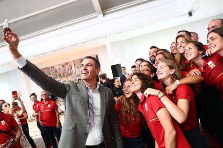 23/07/2024. PS participantes en los Juegos de París 2024. Pedro Sánchez se fotografía con participantes en las Olimpiadas de Paris.