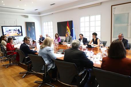 23/07/2024. PS y Patronato Memoria de las Víctimas del Terrorismo. El presidente del Gobierno, Pedro Sánchez, conversa con representantes de...
