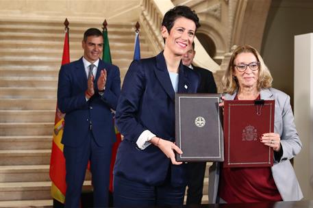 23/10/2024. Pedro Sánchez participa en la XXXV Cumbre Hispano-Portuguesa. La ministra de Inclusión, Seguridad Social y Migraciones, Elma Sai...