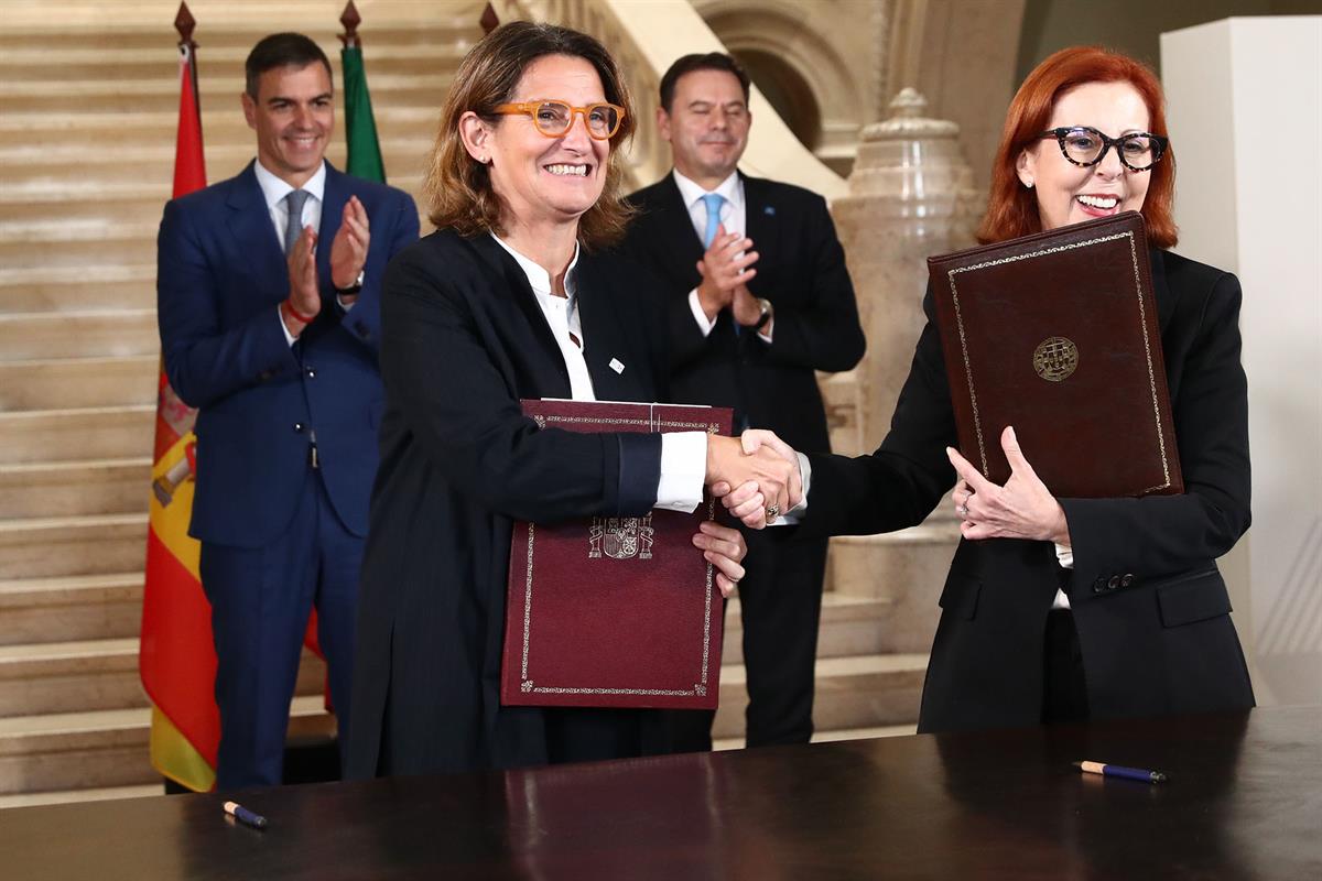 23/10/2024. Pedro Sánchez participa en la XXXV Cumbre Hispano-Portuguesa. La vicepresidenta tercera y ministra para la Transición Ecológica ...