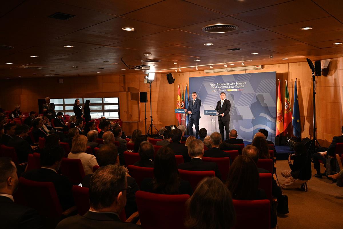 23/10/2024. Pedro Sánchez participa en la XXXV Cumbre Hispano-Portuguesa. El presidente del Gobierno, Pedro Sánchez, y el primer ministro de...