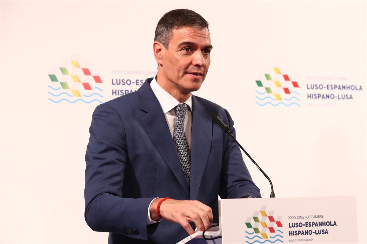 23/10/2024. Pedro Sánchez participa en la XXXV Cumbre Hispano-Portuguesa. El presidente del Gobierno, Pedro Sánchez, durante su comparecenci...