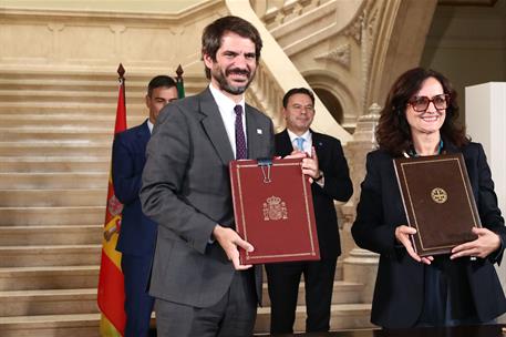 23/10/2024. Pedro Sánchez participa en la XXXV Cumbre Hispano-Portuguesa. El ministro de Cultura, Ernest Urtasun, y su homóloga lusa tras la...