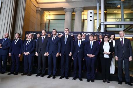 25/02/2024. Pedro Sánchez asiste a la cena de bienvenida del 'GSMA Mobile World Congress Barcelona 2024'. Foto de familia de la cena de bien...